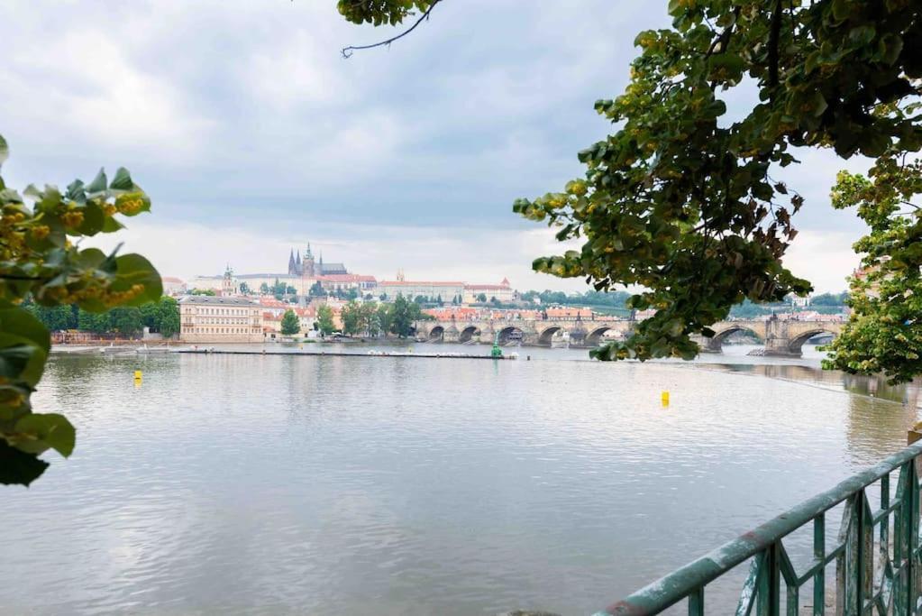 Ferienwohnung Colourful Modern Flat / Balcony / Charles Bridge Prag Exterior foto
