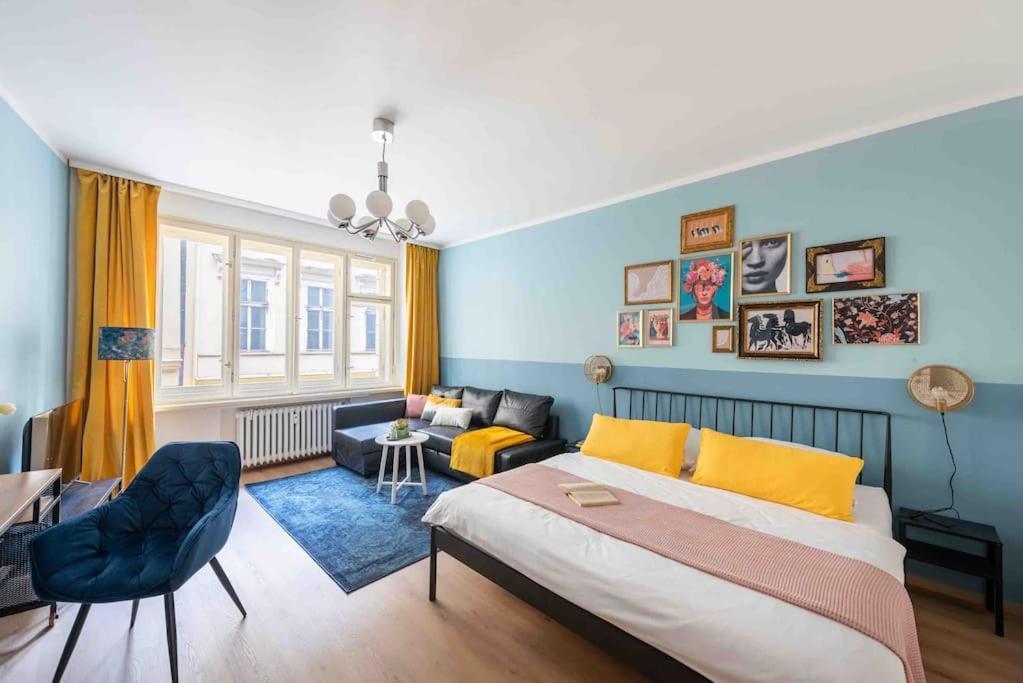 Ferienwohnung Colourful Modern Flat / Balcony / Charles Bridge Prag Exterior foto