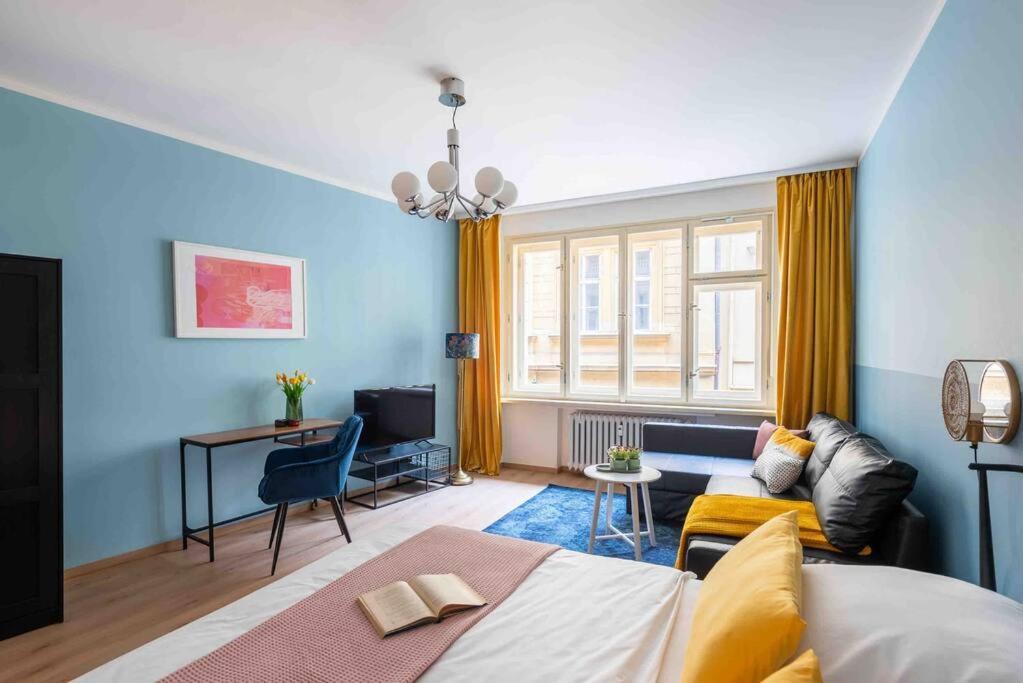 Ferienwohnung Colourful Modern Flat / Balcony / Charles Bridge Prag Exterior foto