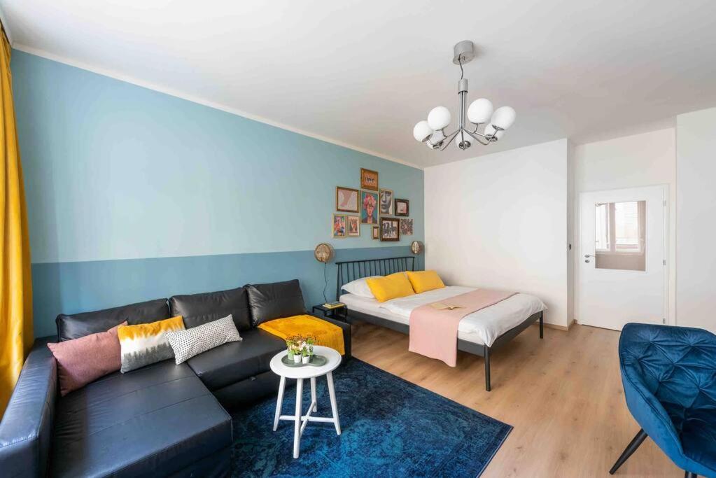 Ferienwohnung Colourful Modern Flat / Balcony / Charles Bridge Prag Exterior foto