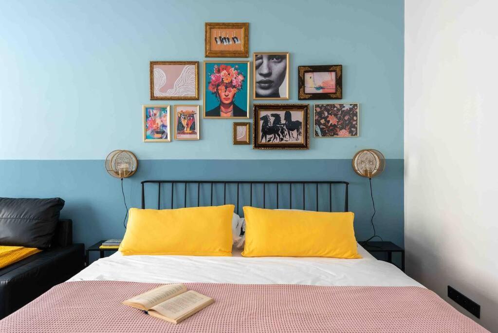 Ferienwohnung Colourful Modern Flat / Balcony / Charles Bridge Prag Exterior foto