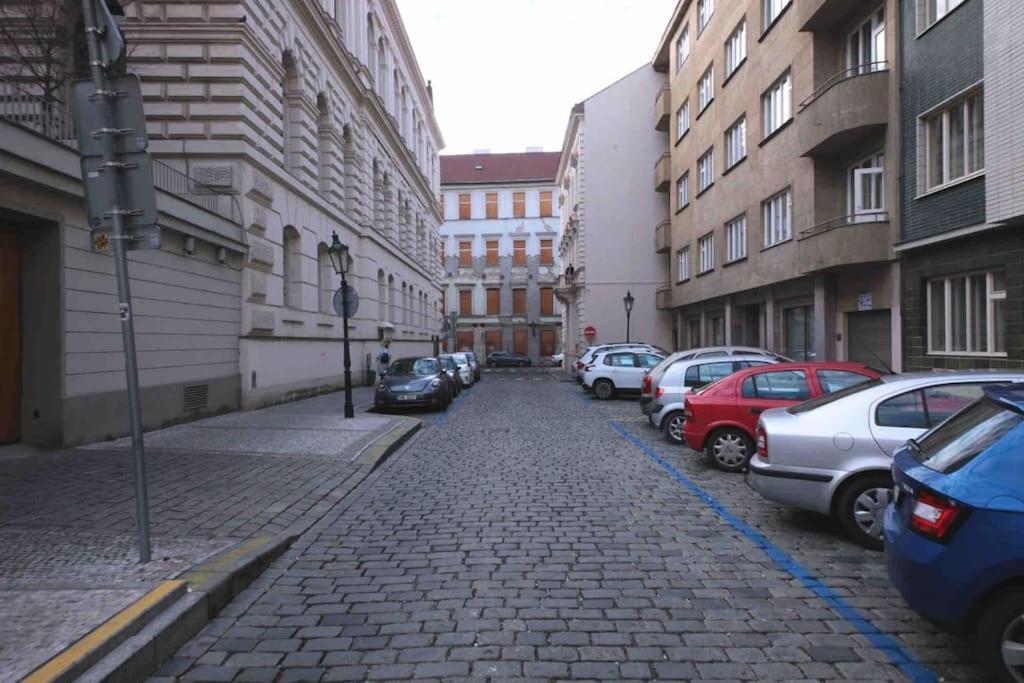 Ferienwohnung Colourful Modern Flat / Balcony / Charles Bridge Prag Exterior foto