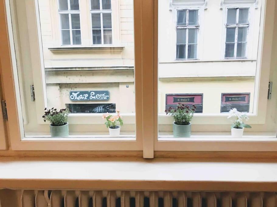 Ferienwohnung Colourful Modern Flat / Balcony / Charles Bridge Prag Exterior foto