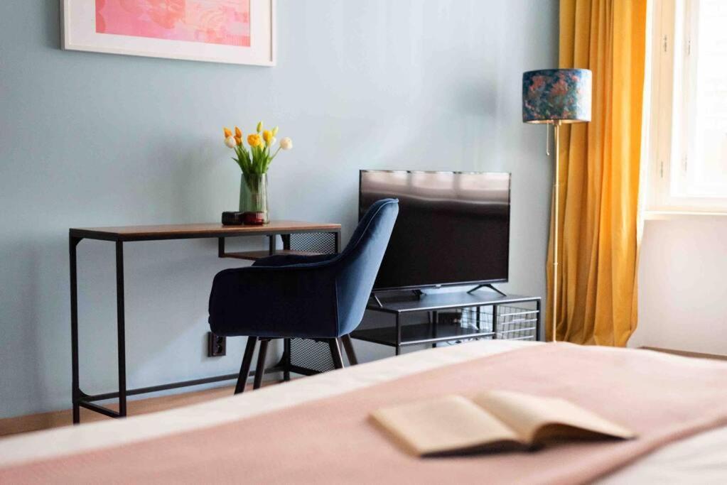 Ferienwohnung Colourful Modern Flat / Balcony / Charles Bridge Prag Exterior foto